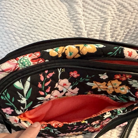 NWOT Vera Bradley crossbody bag. Clean, no stains or tears. - Picture 3 of 4